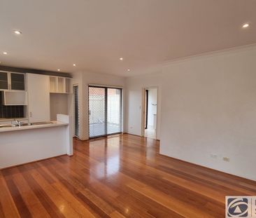 MODERN TOWNHOUSE ONLY 3KMS FROM PERTH CBD - Photo 1