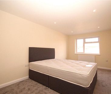Blackwell Avenue, Guildford, Surrey, GU2 8LU - Photo 1