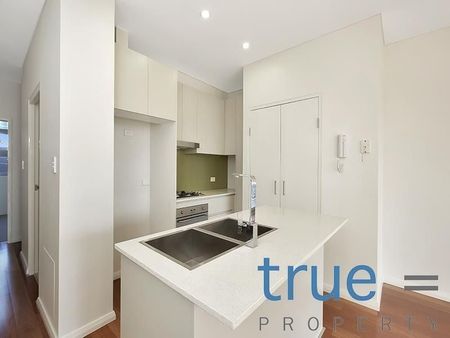 STUNNING SPLIT- LEVEL DUAL ASPECT EXECUTIVE APARTMENT - Photo 3