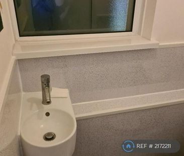 4 bedroom semi-detached house to rent - Photo 4