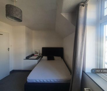 1 bedroom in a house share to rent - Photo 3