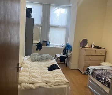 Room in a Shared Flat, Hainault Road, E11 - Photo 1