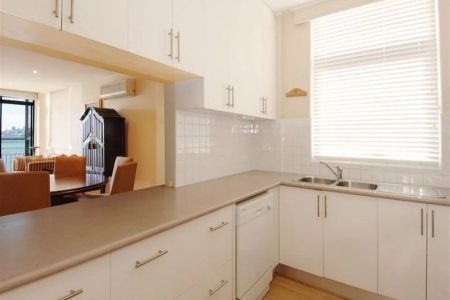 Great apartment in prime location with water views - Photo 3