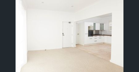 Modern Coastal Apartment – 5 Minutes walk to Maroubra Beach - Photo 2