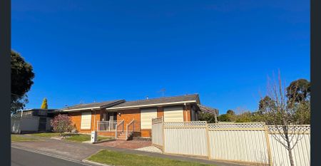 Large Brick 3 Bedroom Home with double garage - Photo 5