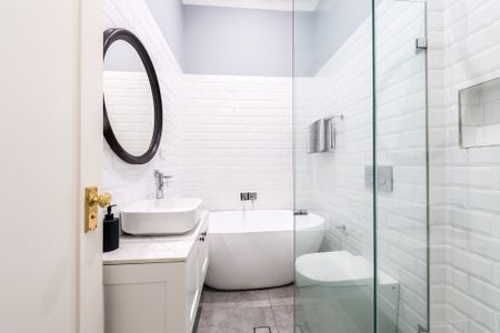 Spacious Single-level Layout - Photo 2