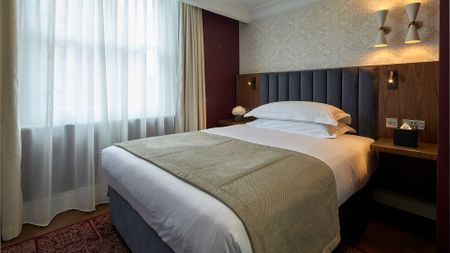 Luxury Two-Bedroom Apartment - Photo 2