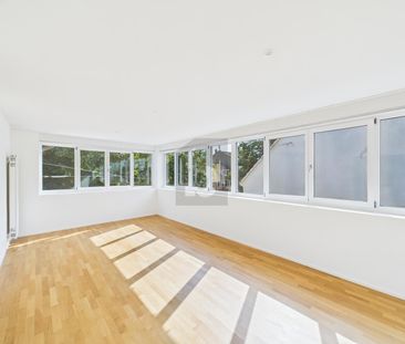 BRIGHT AND SPACIOUS WITH LOTS OF ROOM TO LIVE - Photo 2