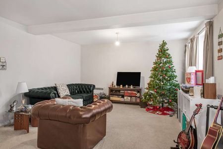 Bright one bedroom ground floor flat with off-street parking in Kew - Photo 5