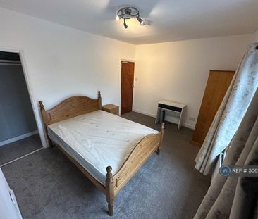1 bedroom in a house share to rent - Photo 2