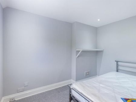 6 bedroom semi-detached house to rent - Photo 5