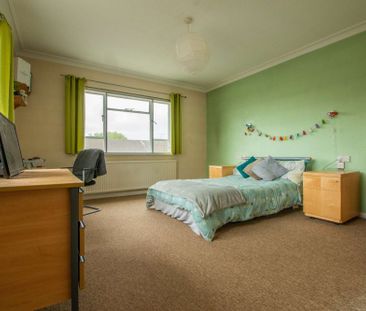 Large detached property with spacious garden - Photo 5