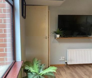 2 Lisburn Avenue, Belfast, BT9 7FX - Photo 2