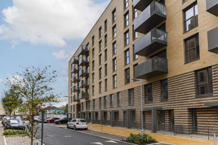 1 bedroom flat in 21 Perryfield Way - Photo 2