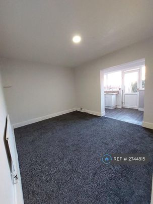 4 bedroom semi-detached house to rent - Photo 1