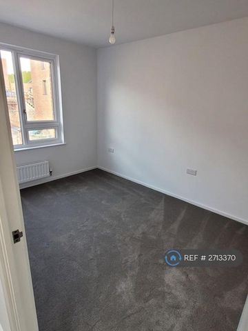 3 bedroom end of terrace house to rent - Photo 4