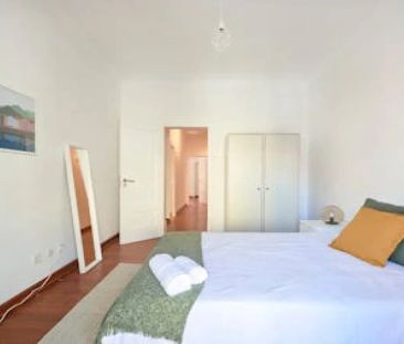 Room in a shared 6-bedroom apartment for rent in Lisbon - Foto 6