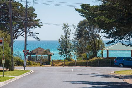 Metres to the foreshore! - Photo 3
