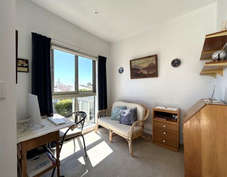 Beautiful Central 2 Bed 2 Bath + Office Apartment - Photo 4