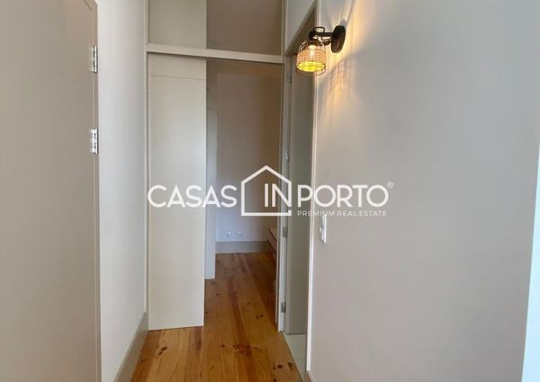 Apartamento T0+1 para arrendamento na Rua Santa Catarina, Porto