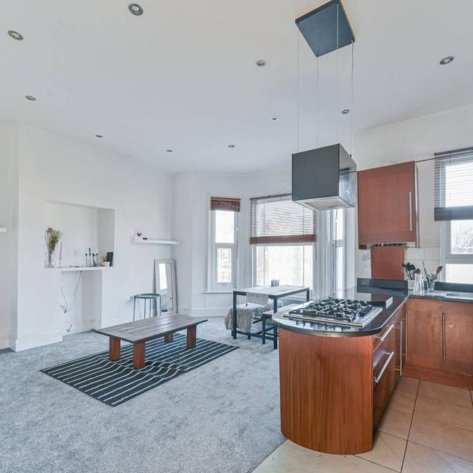 4 bedroom flat to rent - Photo 1