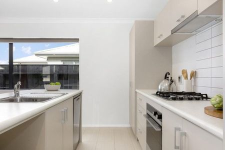 Charming 3 BD home in Whitby (optional furnishing) - Photo 5