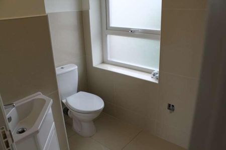 Apartment At The Rear Of Rhymney St, CF24 - Photo 5