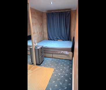 Room in a Shared House, Brixham Gardens, IG3 - Photo 1