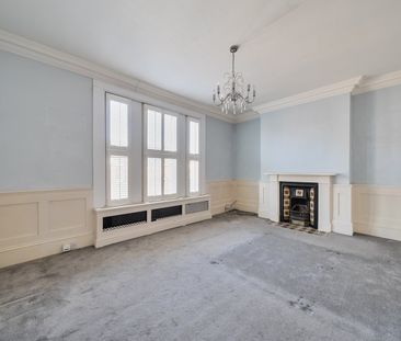 Terraced House to rent - Old Road West, Gravesend, DA11 - Photo 4