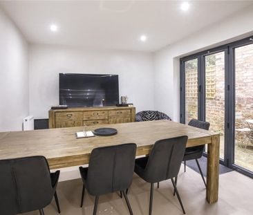 Beautifully presented and comprehensively 4 bedroom property situat... - Photo 4