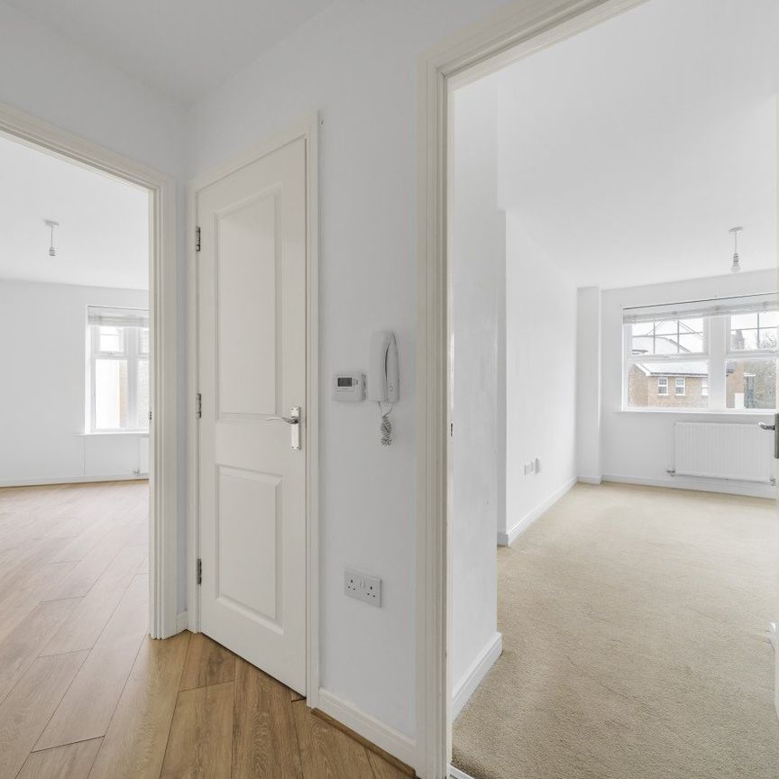 Flat to rent - Wells View Drive, Bromley, BR2 - Photo 1