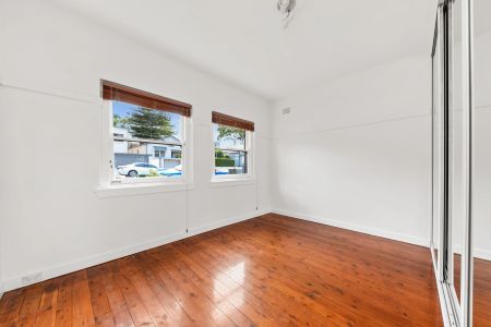 LARGE TWO BEDROOM UNIT WITH OUTDOOR AREA - 6 month lease - Photo 4