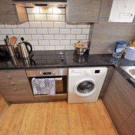 3 bedroom House in Harold Grove, Leeds - Photo 3
