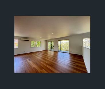 AN IMPRESSIVE 5-BEDROOM HOME! - Photo 2