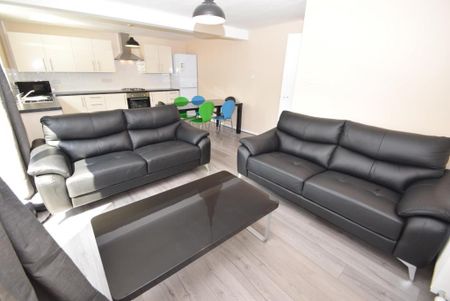 5 bedroom semi-detached house to rent - Photo 2