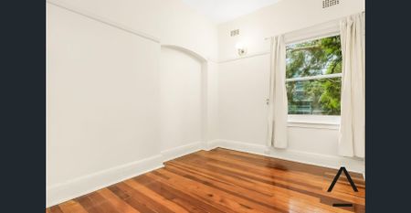 Spacious Top Floor Two Bedroom Apartment - Photo 2