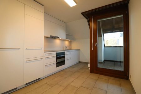 Nähe Kronenplatz und Schloss Binningen - grosszügige 4-Zimmer-Maisonette-Dachwohnung mit Cheminée - Photo 4