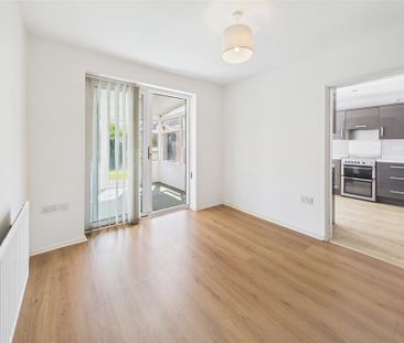 3 bedroom Terraced House to rent - Photo 2