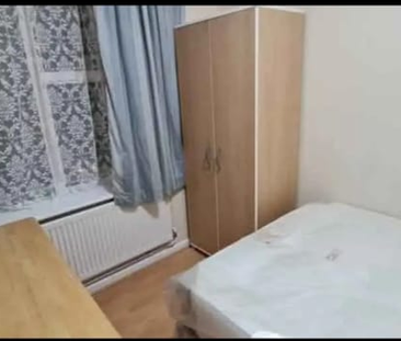 1 bedroom in a flat share to rent - Photo 4
