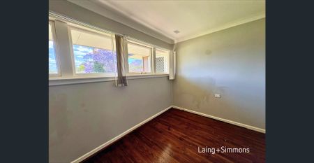 Neat three-bedroom home with large backyard - Photo 2