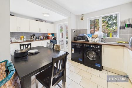 1 bedroom Flat To Let - Photo 2