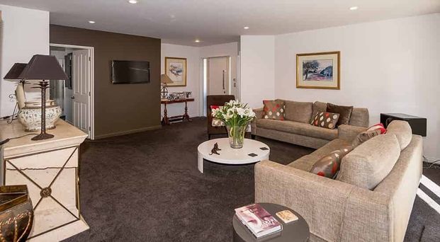 Private, Quiet, Secure. Walk to Hagley Park / CBD - Photo 1