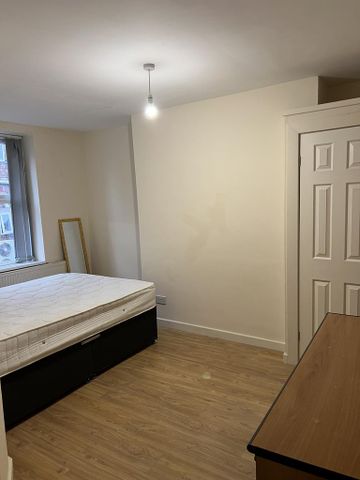4 bedroom flat to rent - Photo 3