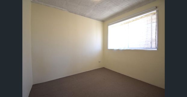 Top floor three bedroom apartment with lock up garage - Photo 1