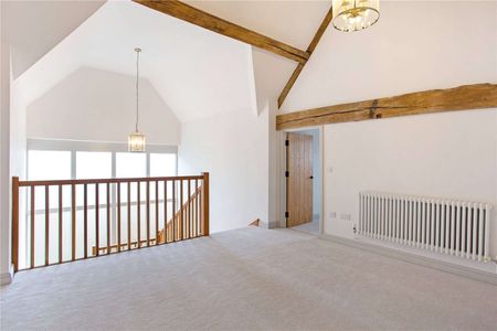 A beautiful barn conversion located in the picturesque village of Hawling - Photo 3