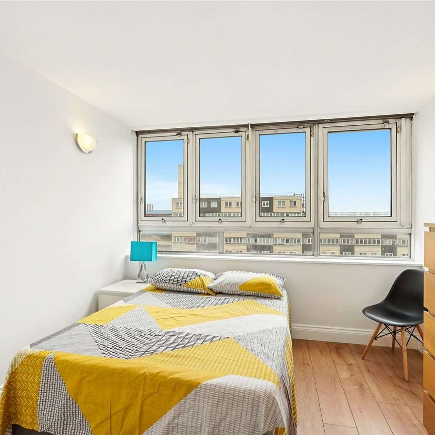 A newly decorated 3 double bedroom flat - Photo 1