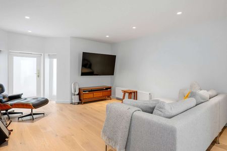 An impressive five bedroom Victorian family home, showcasing beautiful period character throughout and offering expansive and versatile living space. - Photo 3