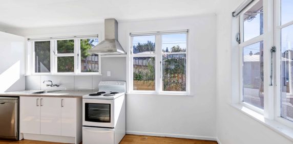 Stokes Valley 4 Bedrooms - Photo 2