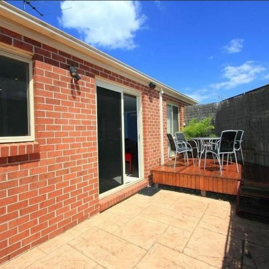LARGE 3 BEDROOM UNIT WITH DOUBLE GARAGE - Photo 1