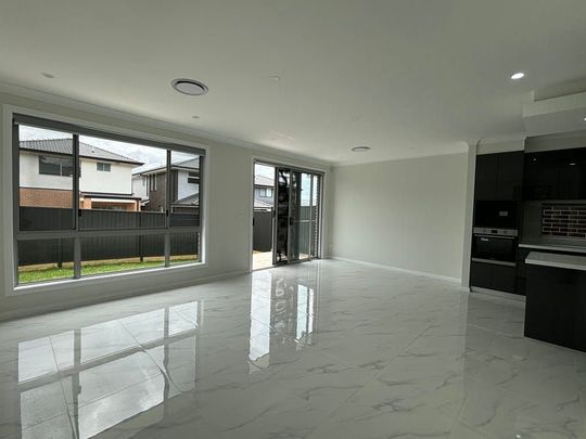Brand New 5 Bedroom Family Home - Photo 1